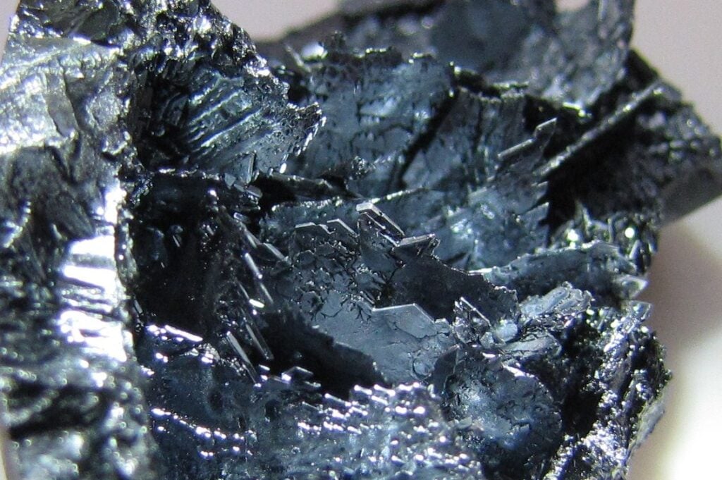 ヨウ素の結晶。